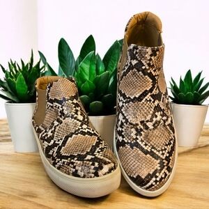 SOHO Elite Women's Snakeskin Pattern Slip-On Sneakers Size 6 Preowned